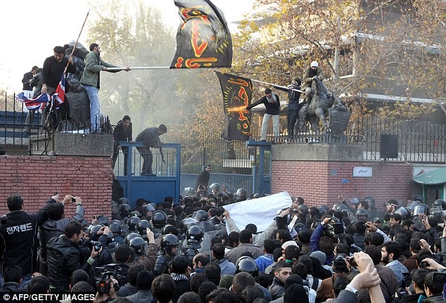 Theo hãng tin bán chính thức Mehr của Iran, khoảng 300 sinh viên thuộc các trường đại học ở Tehran đã tổ chức một cuộc biểu tình trước cửa khu nhà của Hội đồng Anh tại quận Qolhak ở phía bắc Tehran.